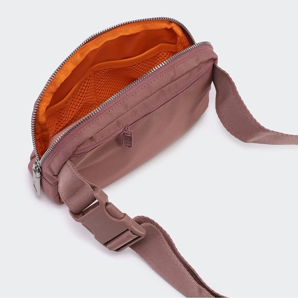 Everywhere Fanny Pack for Women with Adjustable Strap. Color=Dune. - Picture 4 of 6